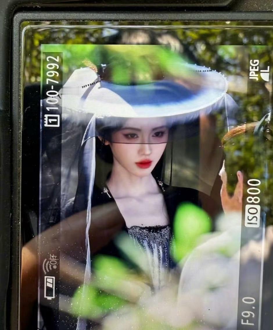 鞠婧祎每部剧必备妆容，变的是服装，不变的是红唇现代妆！[淚奔][淚奔][淚奔]鞠