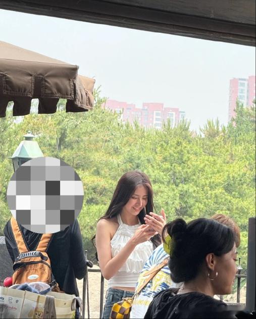 偶遇金子涵游环球影城金子涵退圈后的近照金子涵最新曝光的日常照里，她穿着简单的白T