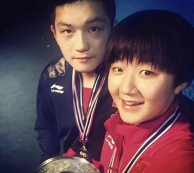 陈梦樊振东的岁月里，满是彼此的印记十几年并肩，是低谷时的一句我陪你，是巅峰时的真