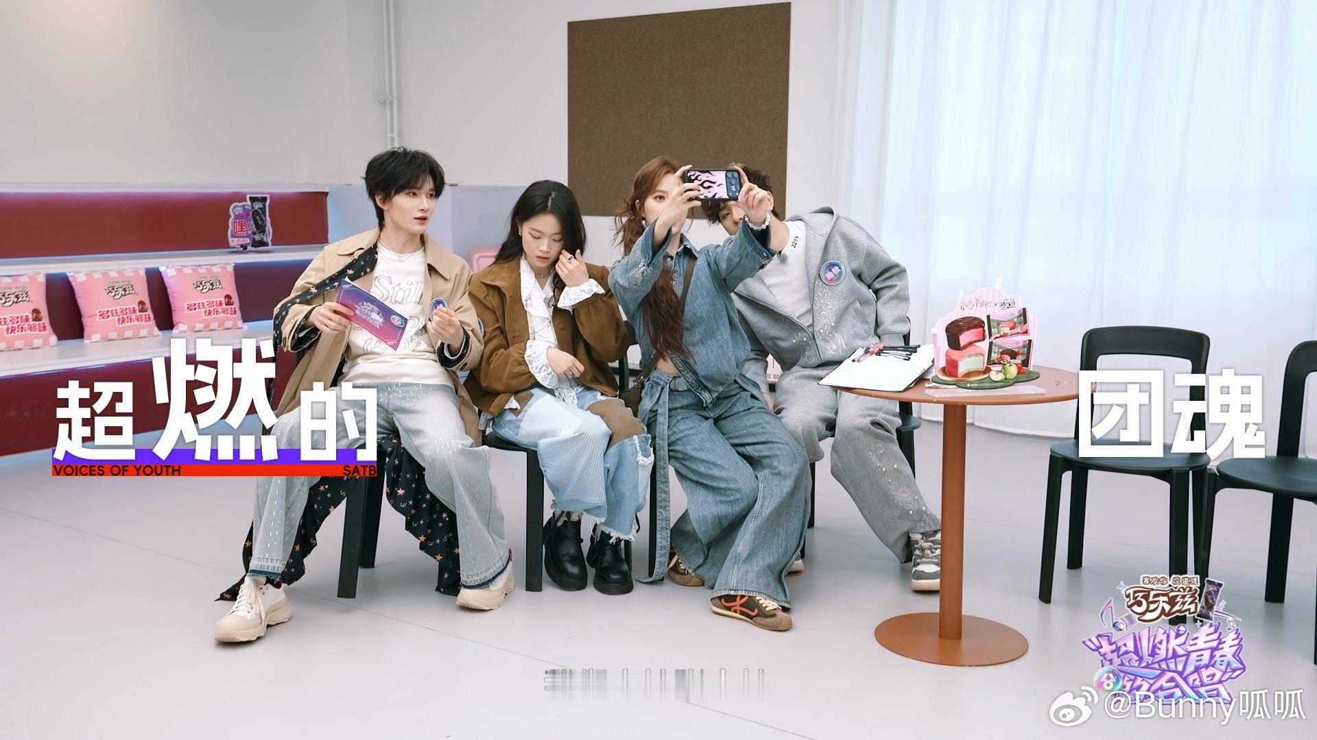 余宇涵余宇涵走到哪摔到哪超燃青春的合唱 小余宇涵又开始和地板玩亲密接触了，每一次