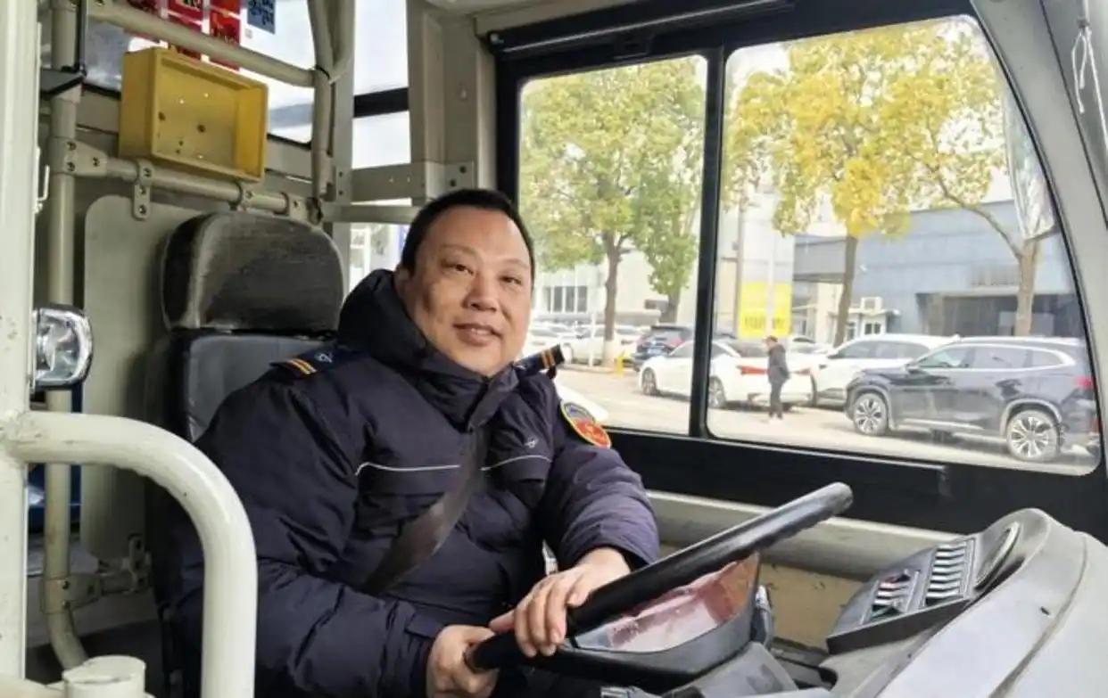 公交车上一位大哥骂了司机一路，司机一直没吭声。快到终点时，司机突然回头说了一句，