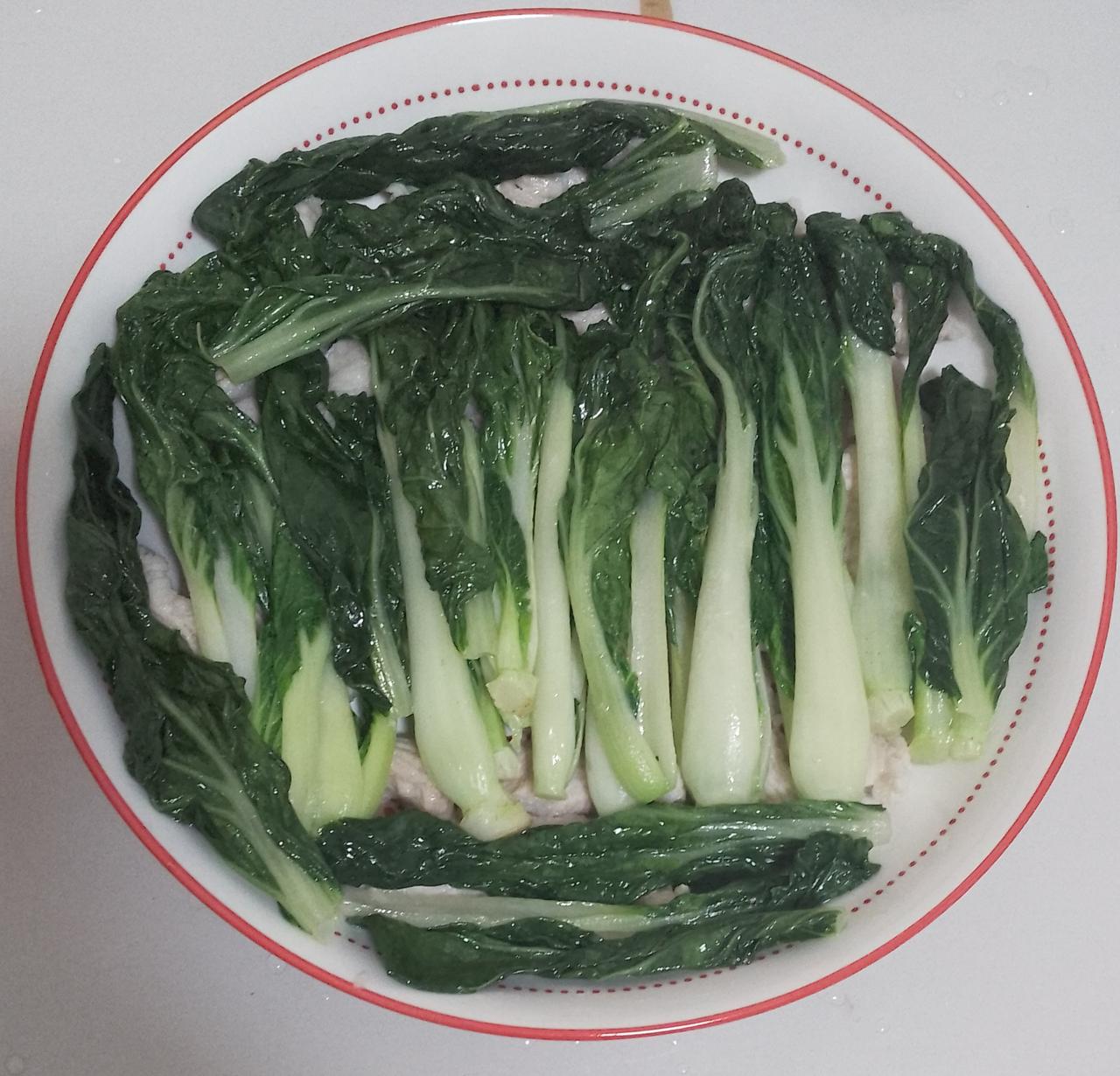 今天介绍一下在广州很常见到的菜，这个菜的名字叫白菜，实际上叶子是绿色的，只是梗是