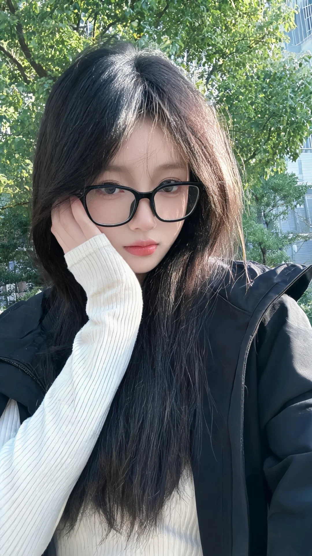 近距离半身自拍构图，一位年轻女性站在户外绿植树下，原生深棕黑长直发柔顺...