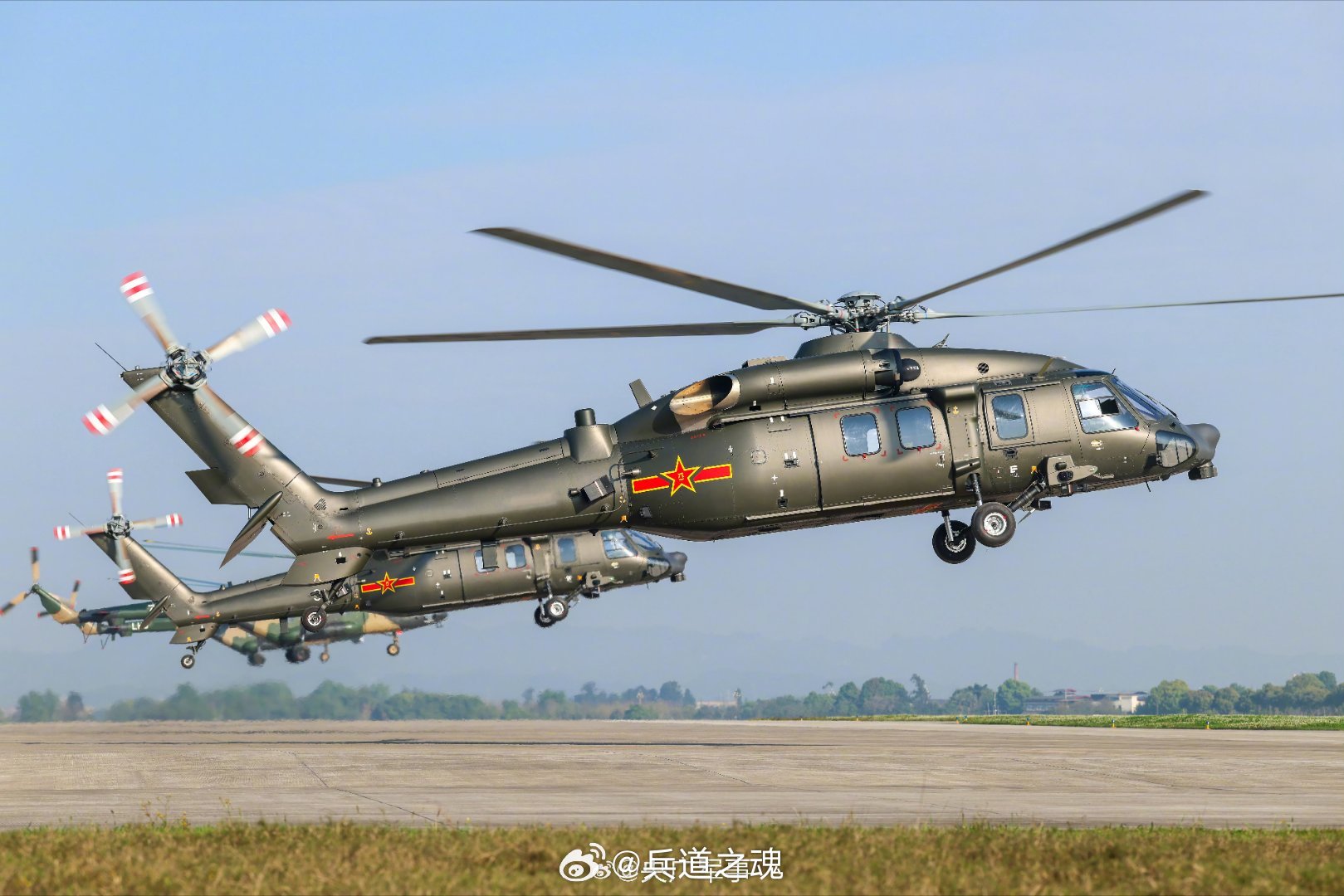 陆航雄鹰【战鹰列阵！陆军多型直升机，跨昼夜飞行训练】近日，陆军第76集团军某旅在