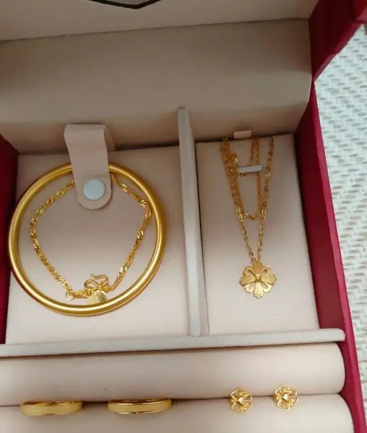 金价今天冲上每克720块，我中午刷小红书，热榜前十里七条都在晒金条。

最火那条