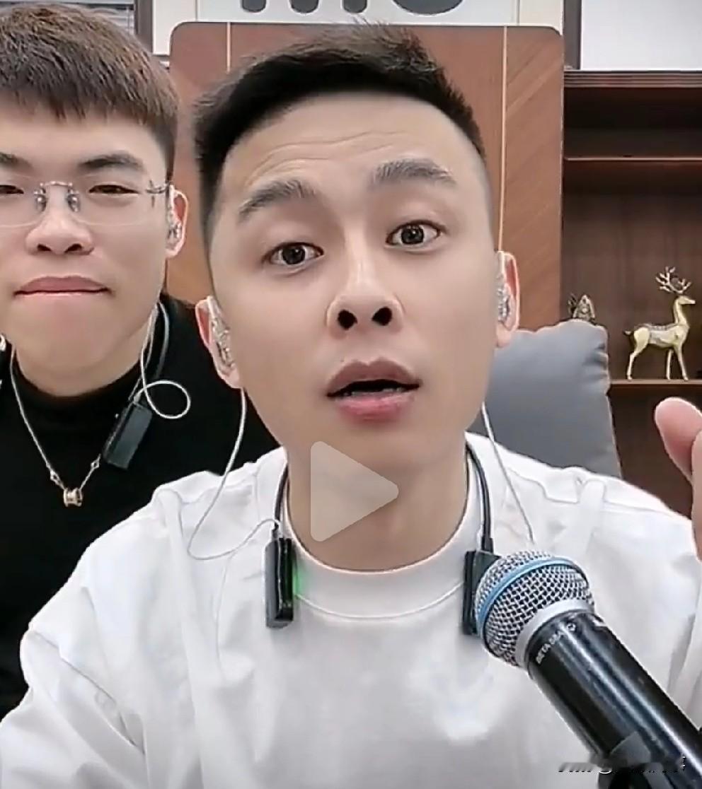 洋洋洋自扇耳光后悔撕冯老三艺人合同！

          洋洋洋今晚直播承认后