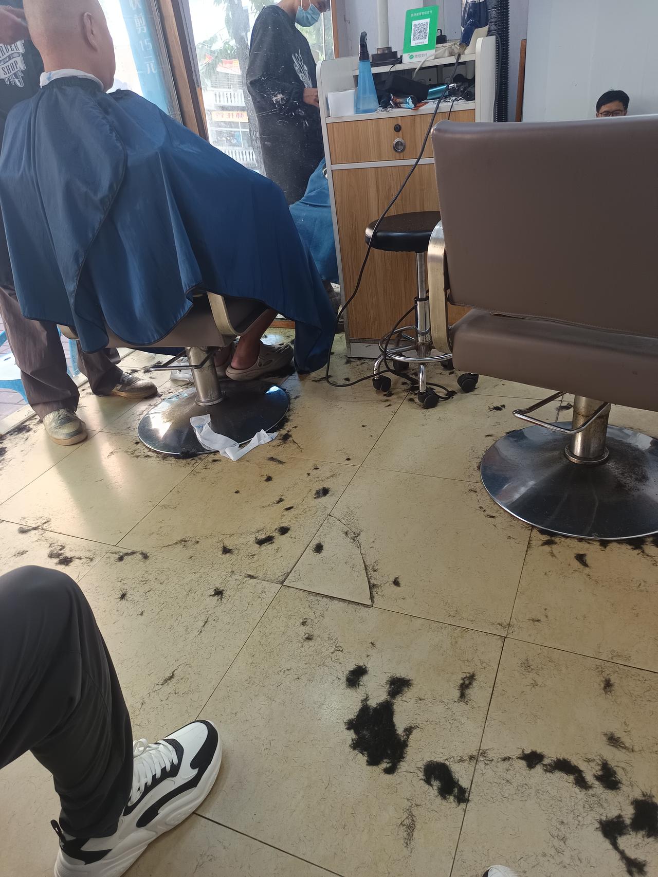 今天我在理发店
发现一个很严重的问题
但不知道怎么说才好



你敢相信吗？在理