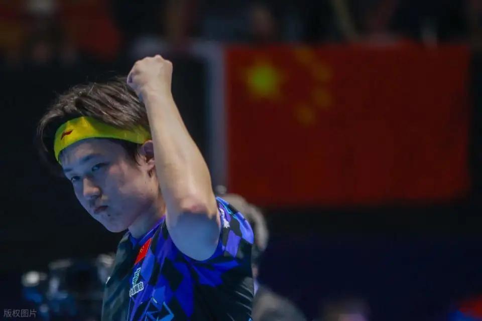 热烈祝贺王楚钦正式成为国乒男队队长！恭喜梁靖崑为副队长！接过马龙的班，实现传承，