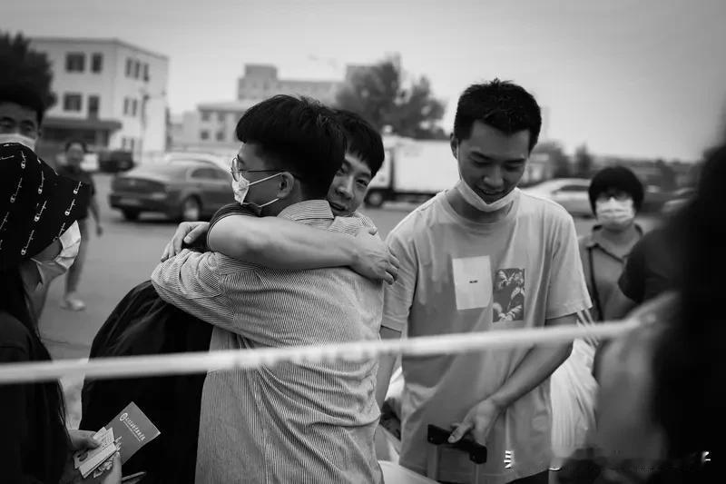 你经历过师生久别重逢吗 我还真经历过师生久别重逢。那一次同学组织聚会，把以前的班