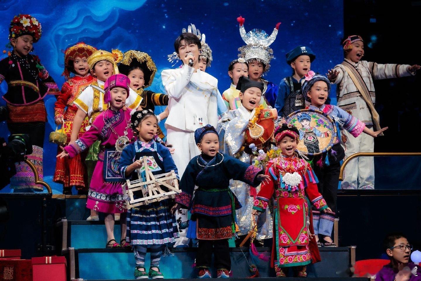 这是小朋友那谁是周深 周深和各族小朋友同台唱歌，画面温馨又美好。结果网友一句“穿