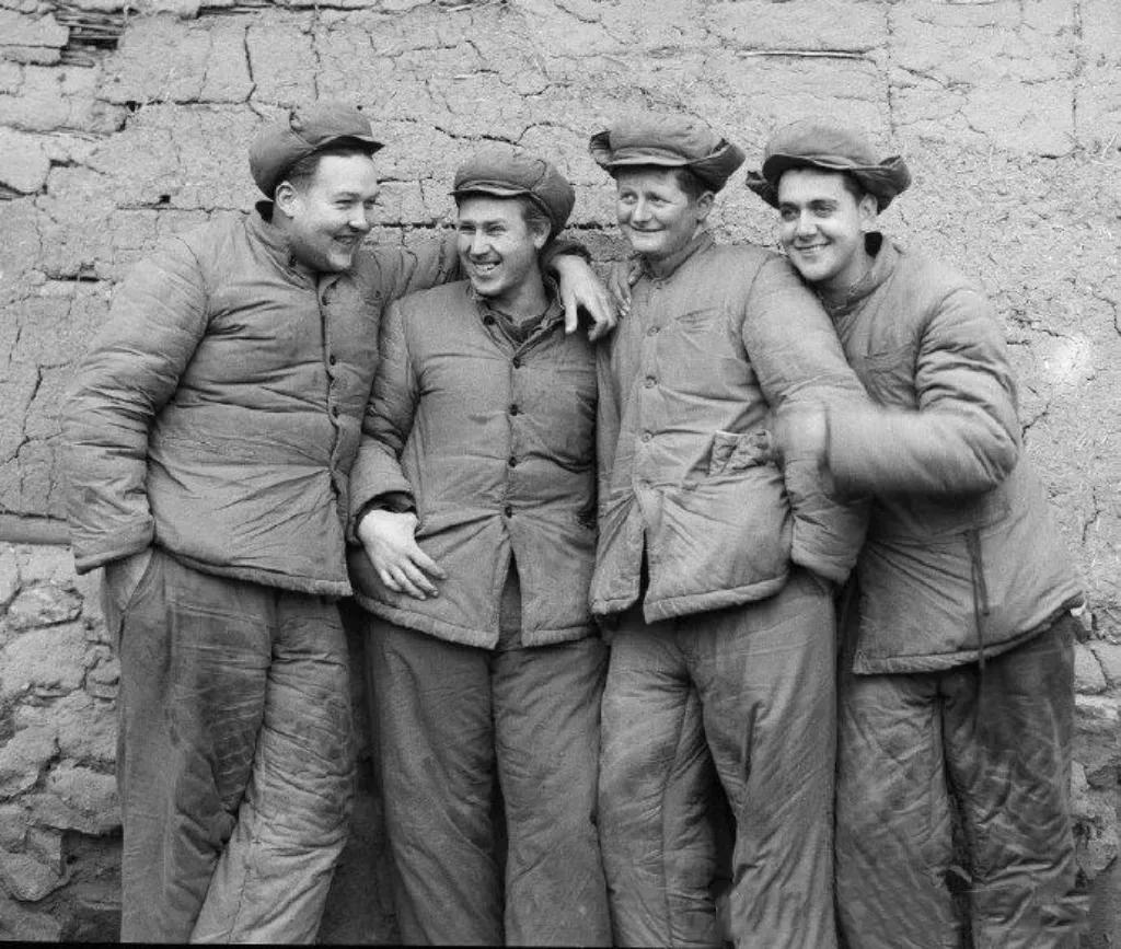 1952年，朝鲜战场上被俘的美国大兵，穿着志愿军的棉袄，看起来小日子过得还不错。