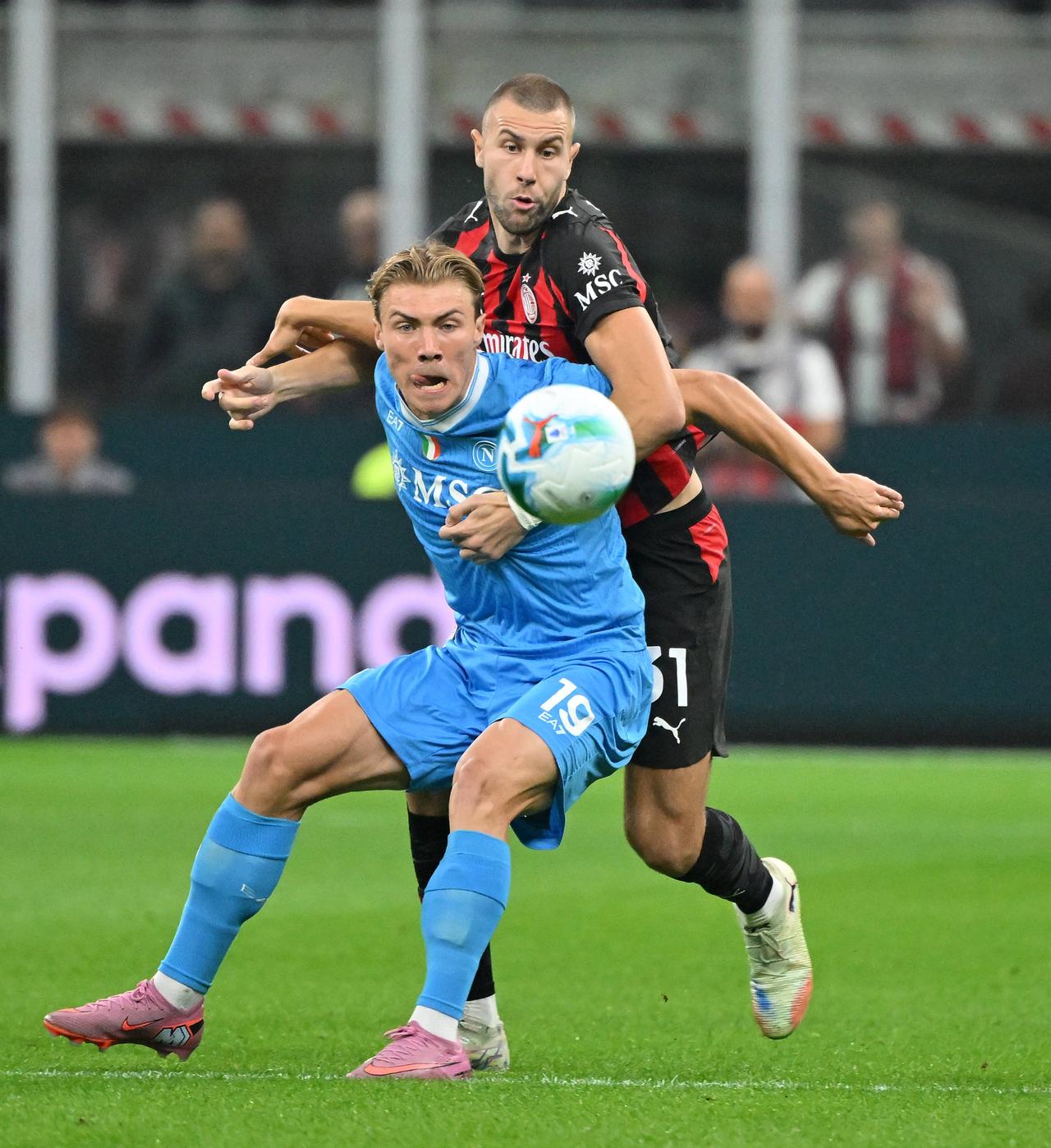 阿莱格里不适合现代足球，如果意大利还是这批教练执教真的没指望，后场拿球然后每个人