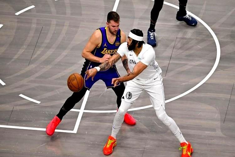 雄鹿球迷最近又捏把汗——字母哥的未来稳吗？

之前美媒脑洞过：独行侠若摆上东契奇