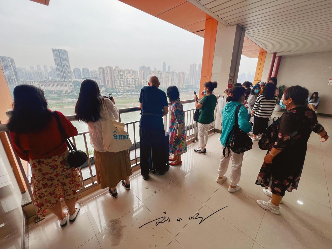 重庆有个“网红打卡点”，当地人摸不着头脑，不知道有什么好看的？

重庆位于我国的