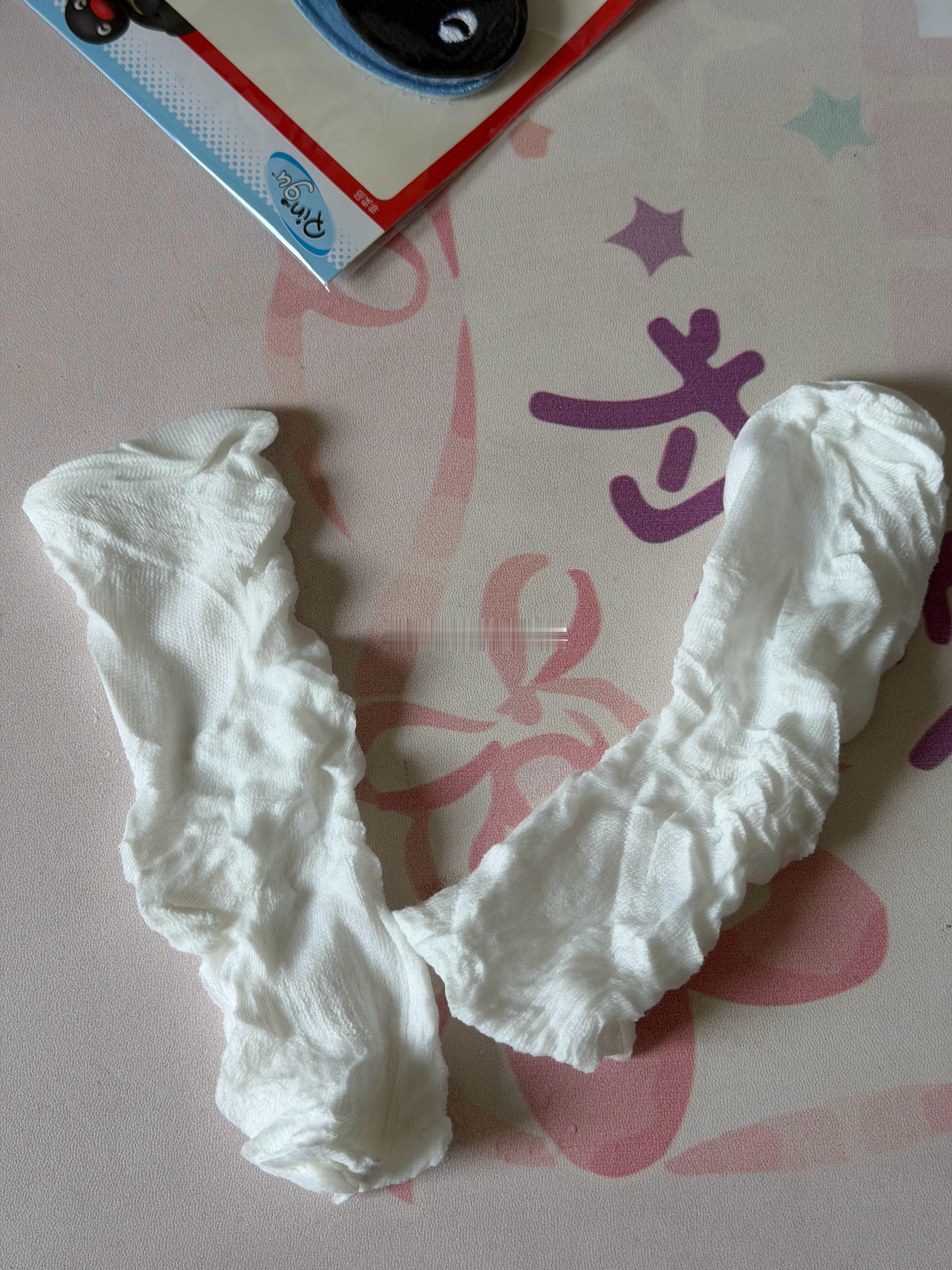 寻思擦擦桌子 打开一个压缩毛巾冲水我想着怎么给两张呢还带个兜一看包装一次性袜子