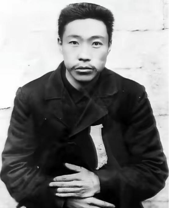 安重根是朝、韩都认可的英雄，但是安重根的儿子安俊生，用现在的话来说是有点抽象。安