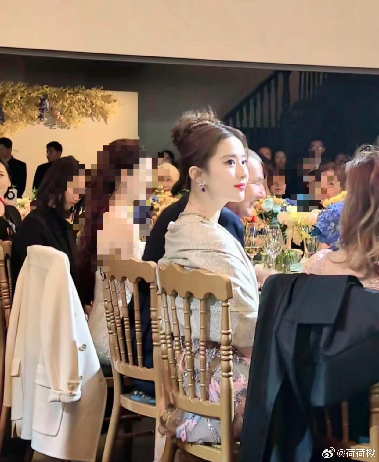 那个披麻袋都好看的女人不吃火锅改吃烤肉了 ​​​