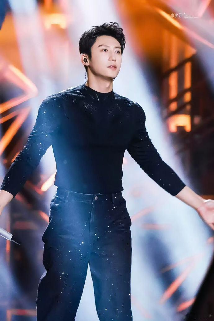 黄景瑜唱歌粉又活了终于又能听黄景瑜现场唱歌了谁懂唱歌粉此刻的狂喜！等待许久终于迎