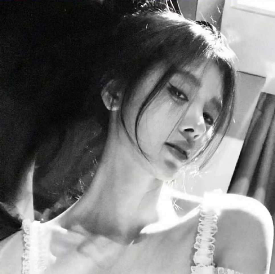 恭喜鞠婧祎首登ELLE！拿下第二个五大刊，红纱朦胧氛围感拉满，时尚之路再进阶！鞠