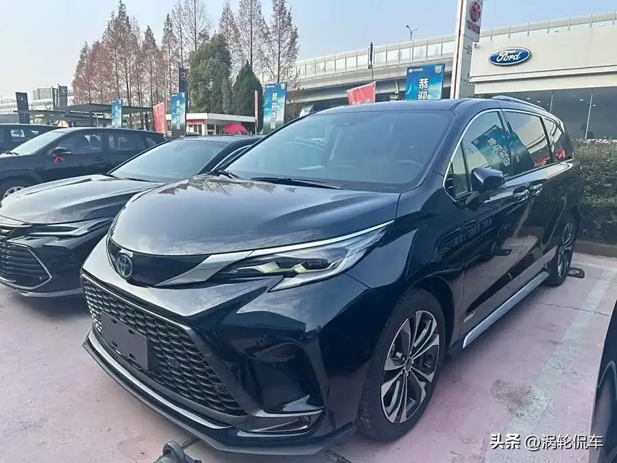 “我就纳闷儿了，为什么国产新能源车非得去搞什么冰箱彩电大沙发呢”？这些恰恰是一台