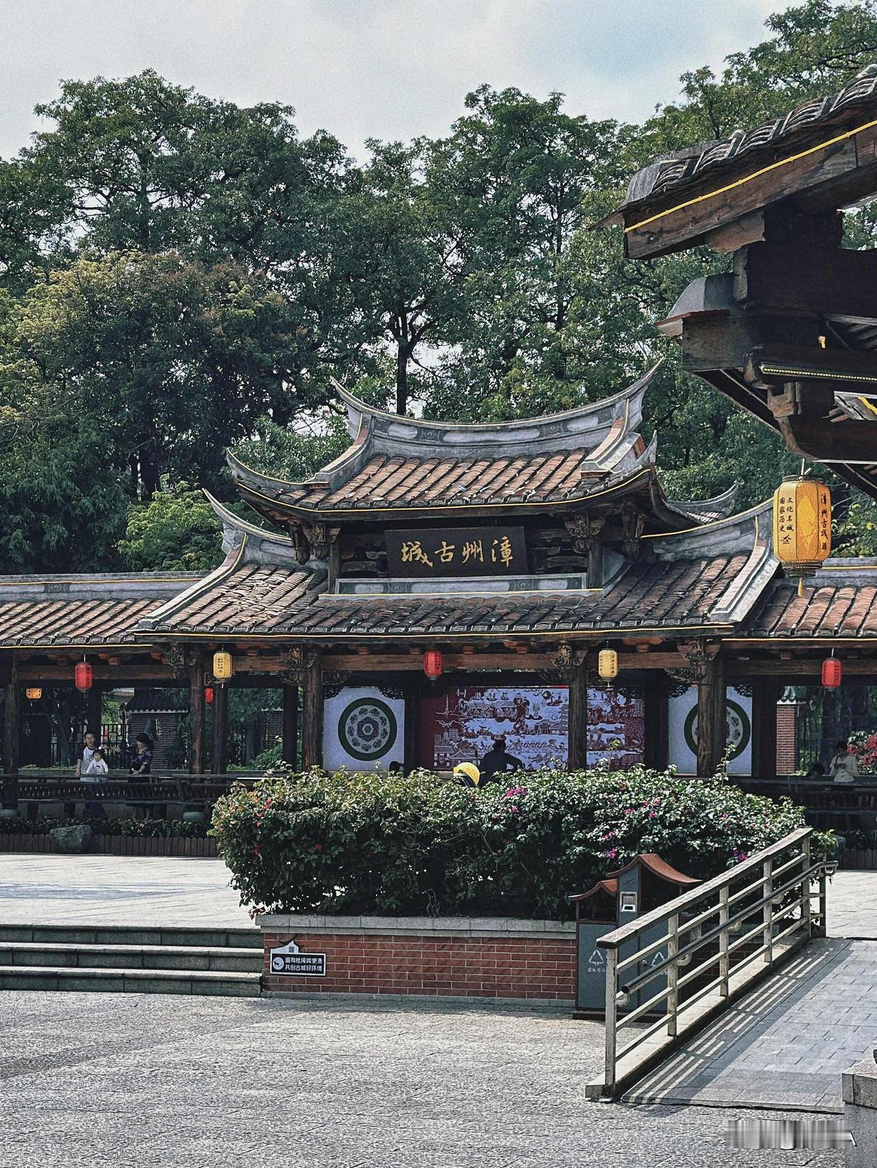 漳州之❹漳州古城

📍漳州古城
市井长巷、烟火气息中品味着漳州古城的厚重，红墙