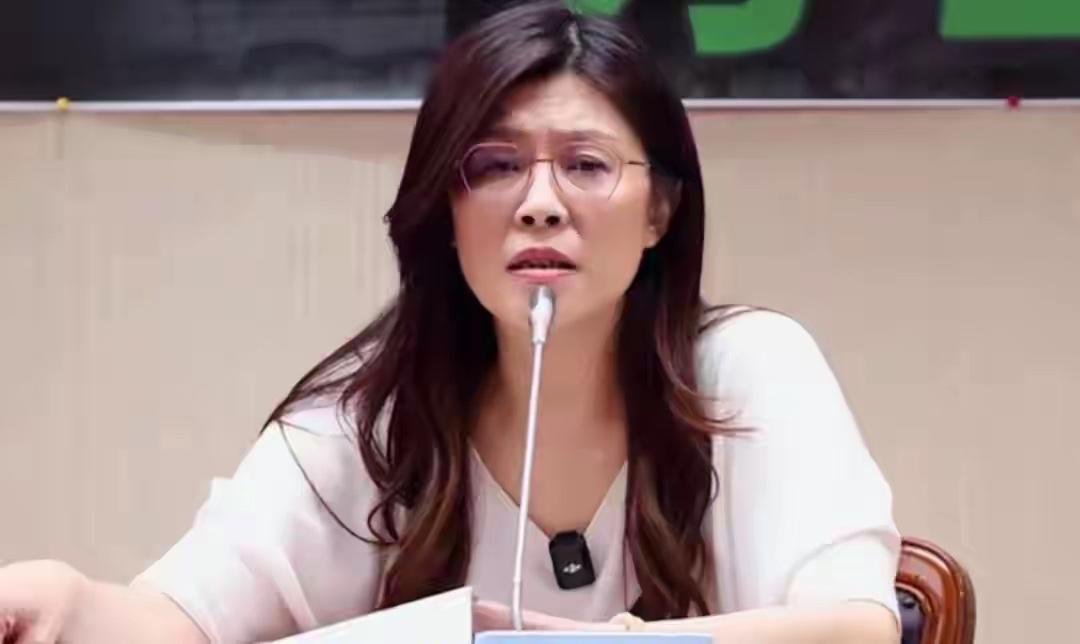 有些人在统一问题上真是花样百出。先是拒绝“一国两制”，搞出“一国两区”，这本质就