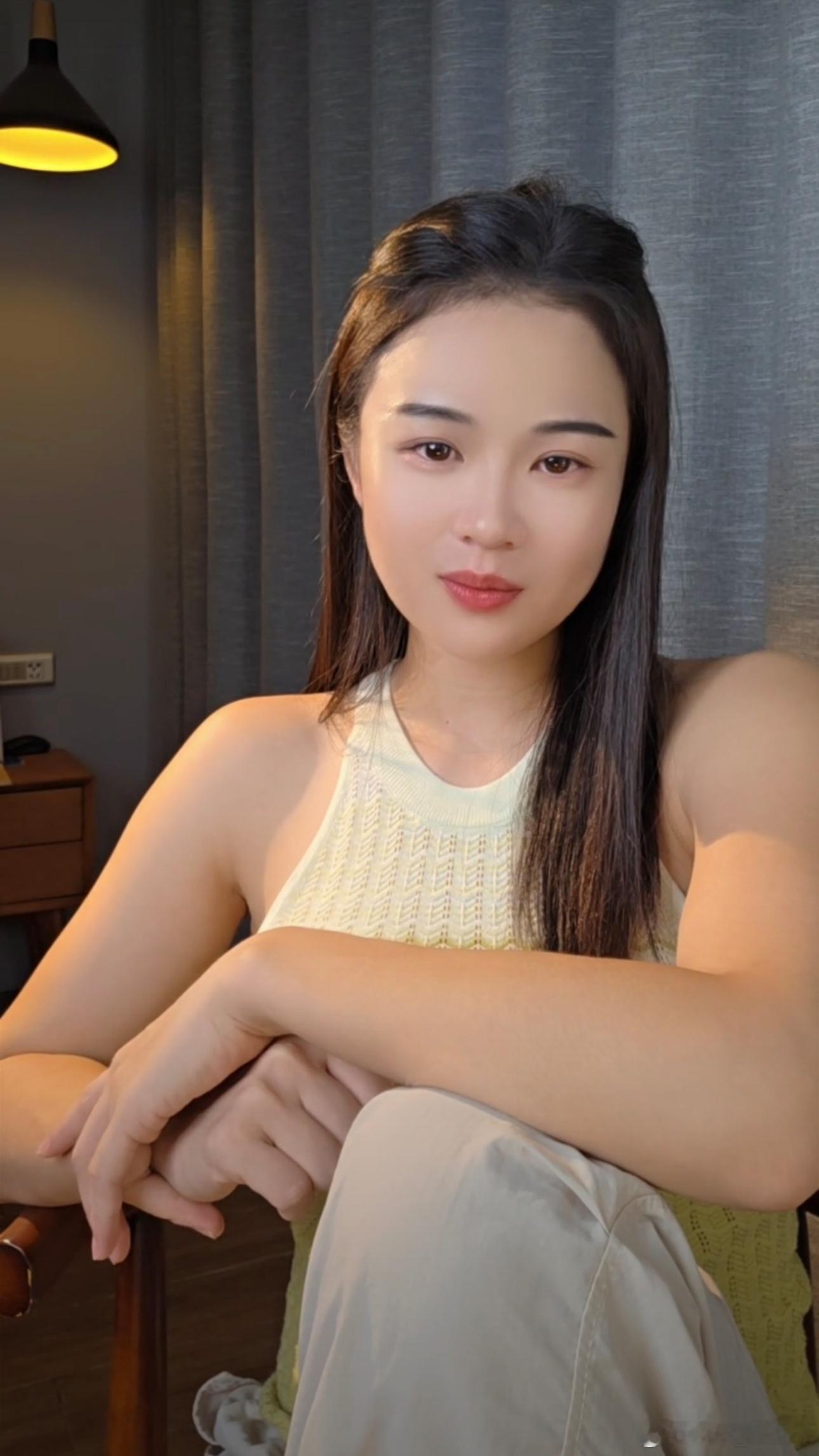 我今天去理发店洗头，听到一个大姐跟老板唠嗑:你看现在房价多便宜，五十万就能买三房