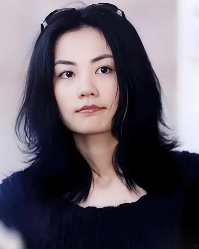 王菲这个人 完全经不起细究 因为仔细一查，你就会发现她居然给别人免费唱过那么多歌