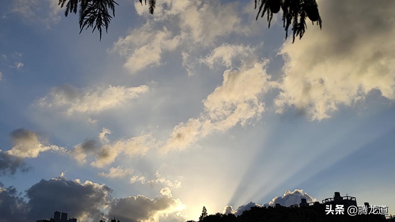 能否分享一下你拍摄的天空霞光万丈彩云飞