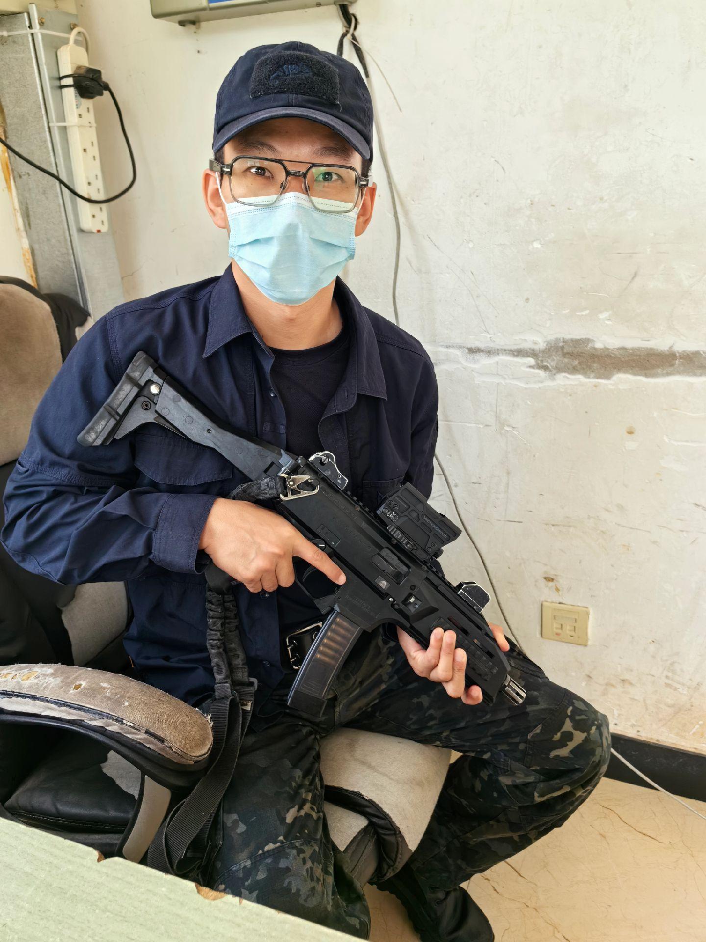 你问我这里安全吗？手里有真理它就安全！非洲打工人，一开始就想着在非洲待...