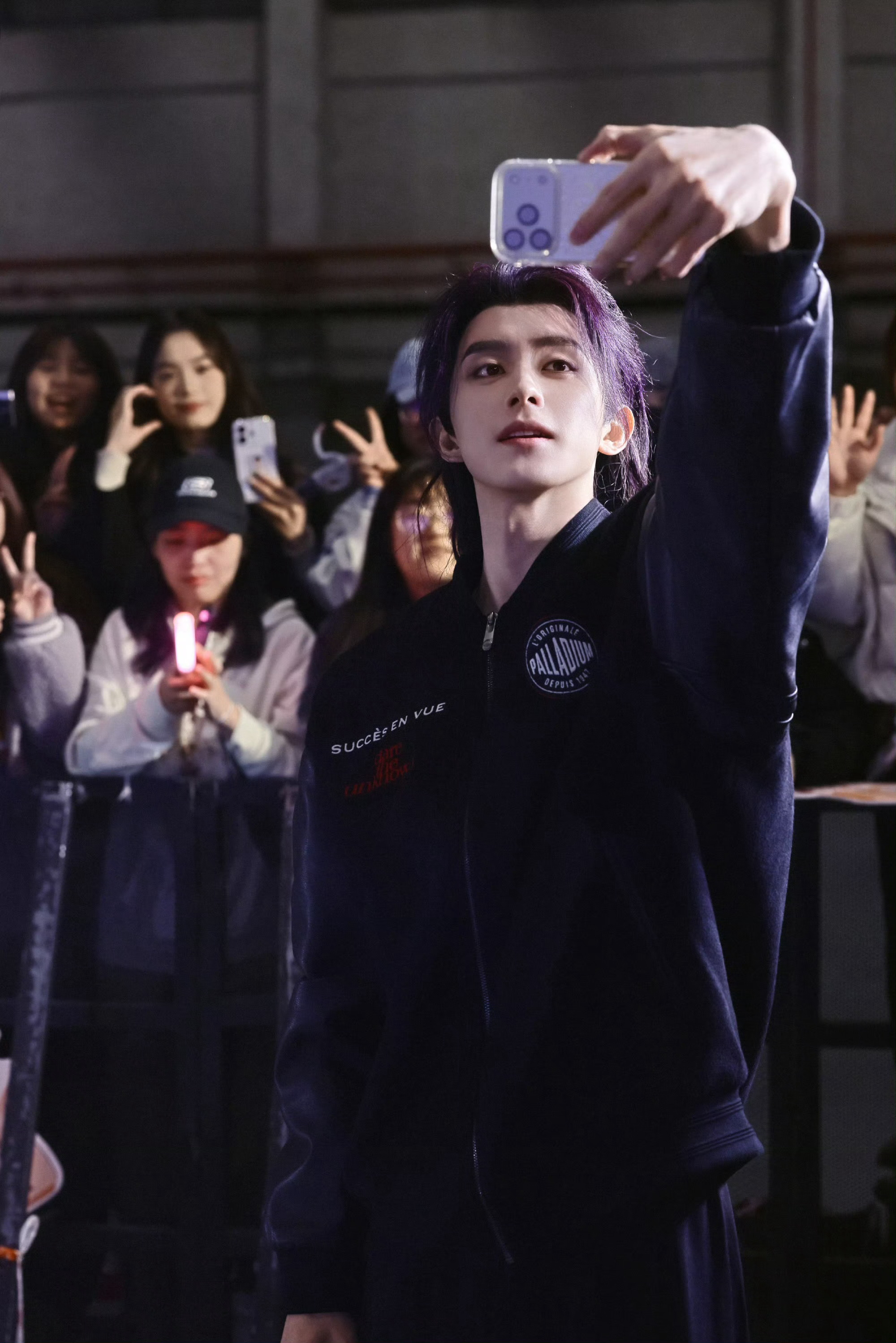 敖瑞鹏不二之臣杀青捧花照敖瑞鹏和粉丝大合照 敖瑞鹏不二之臣杀青捧花照，还和现场粉