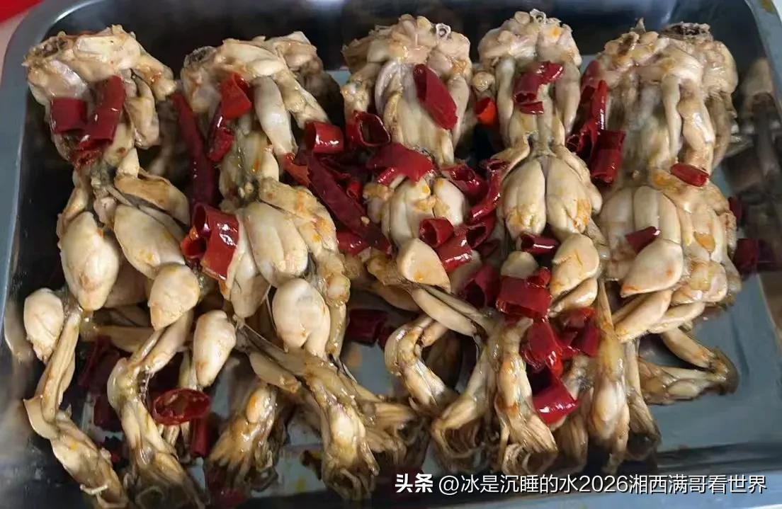 高温酷暑，唯有美食不可辜负。
细嫩的牛蛙肉、满满当当的胶原蛋白的卤猪皮，配点火辣
