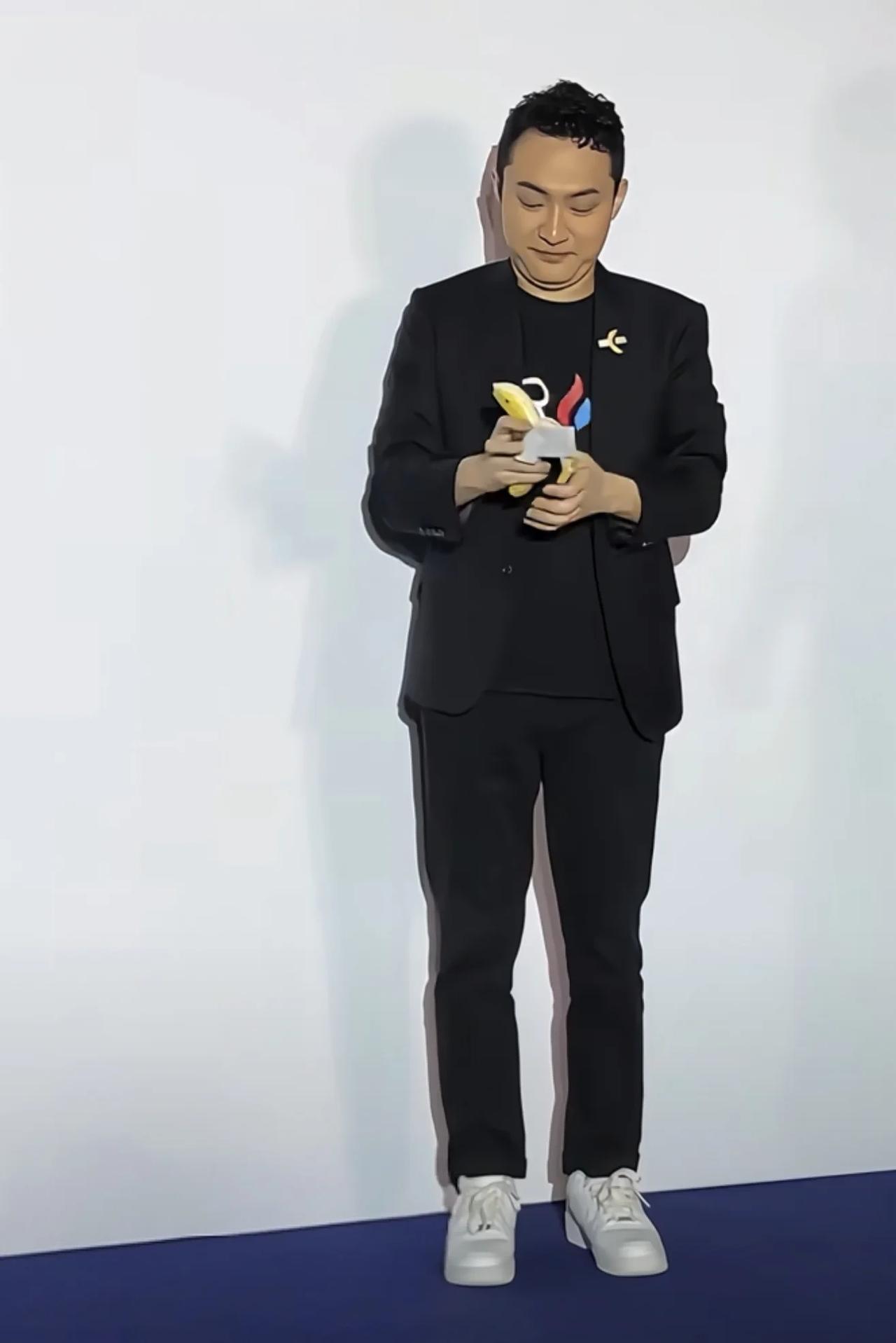 孙割一觉醒来天塌了，
不是他出现了经济危机，
而是各行各业，都在打假他小作文里写