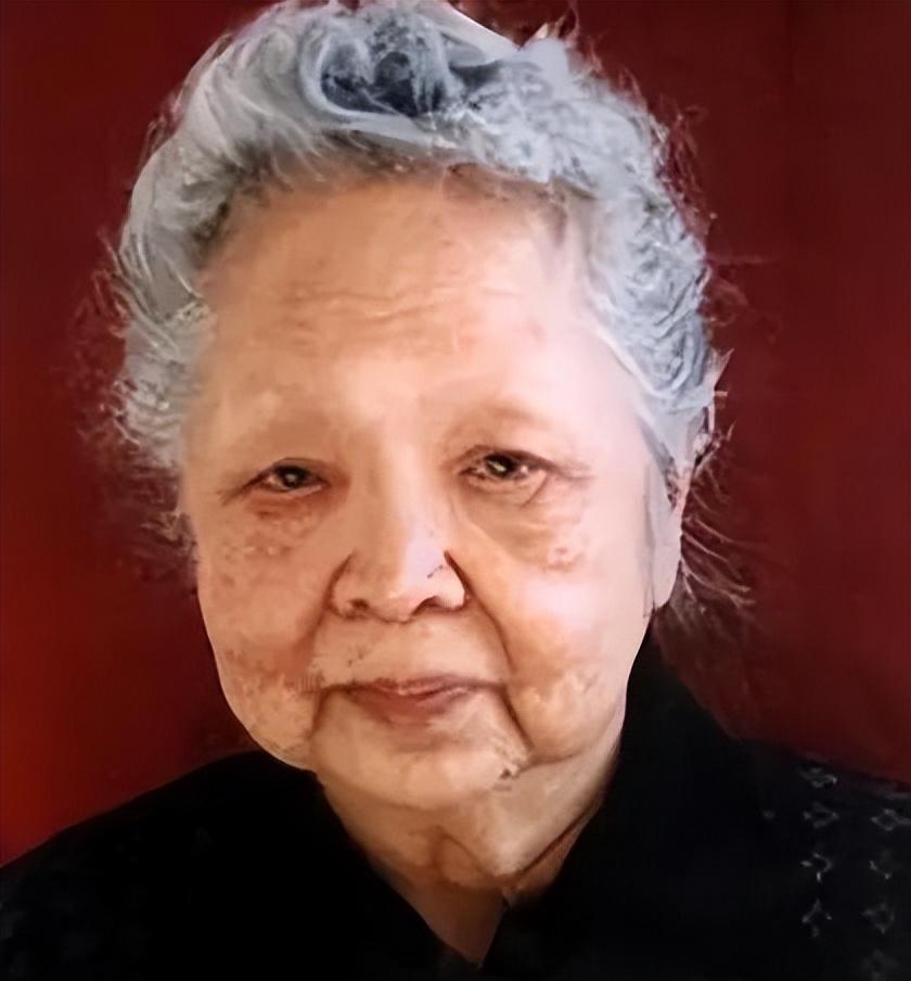 1957年，美国海关私吞了中国女人行李箱里面的6800美金，她却开心地笑了。殊不