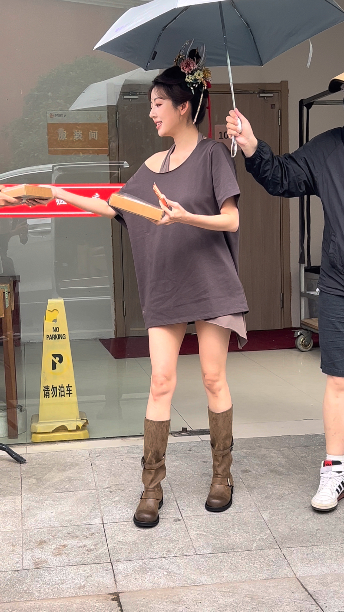 何瑞贤野狗骨头落地签何瑞贤有没有体面一点的剧宣方式 好有趣的宣传呀，看到何瑞贤野