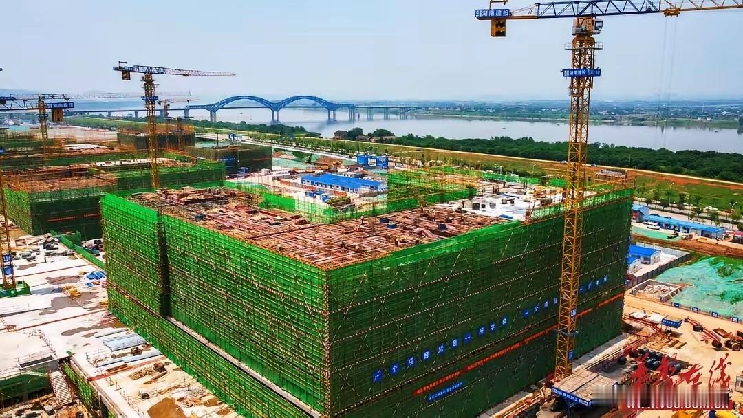 湖南大学新校区即将建成并投入使用！
位于长沙与湘潭交界处的湖南大学科创港校区目前