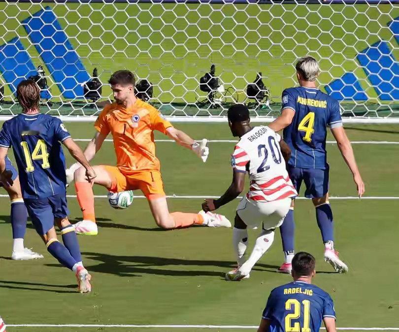 十人作战仍零封取胜！美国2-0波黑闯入世界杯16强，两大噩耗接踵而至，下一轮硬仗