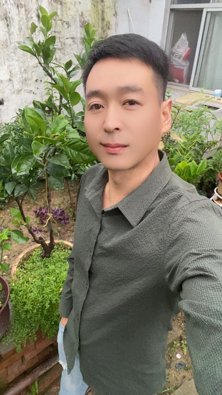 又是一年中秋，再也没有小时候的盼望与欣喜，一路跌跌撞撞，失去的是青春...