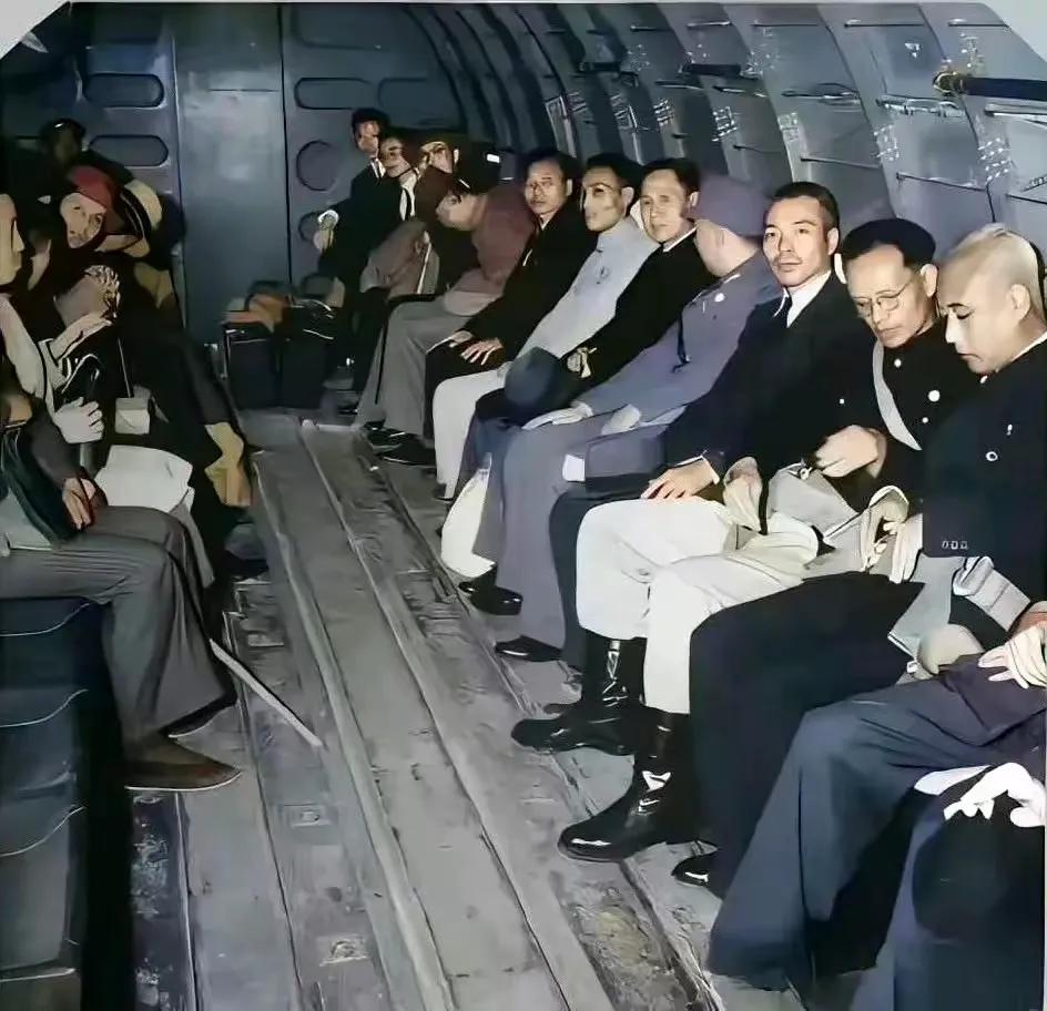 大家仔细看，坐在机舱里的这群人，有文官也有武将，他们都曾是国民政府的达官贵人，地