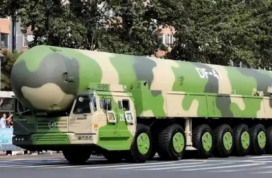 什么车路权最高？救护车？消防车？都不对——是火箭军的导弹运输车！它上路那一刻，交