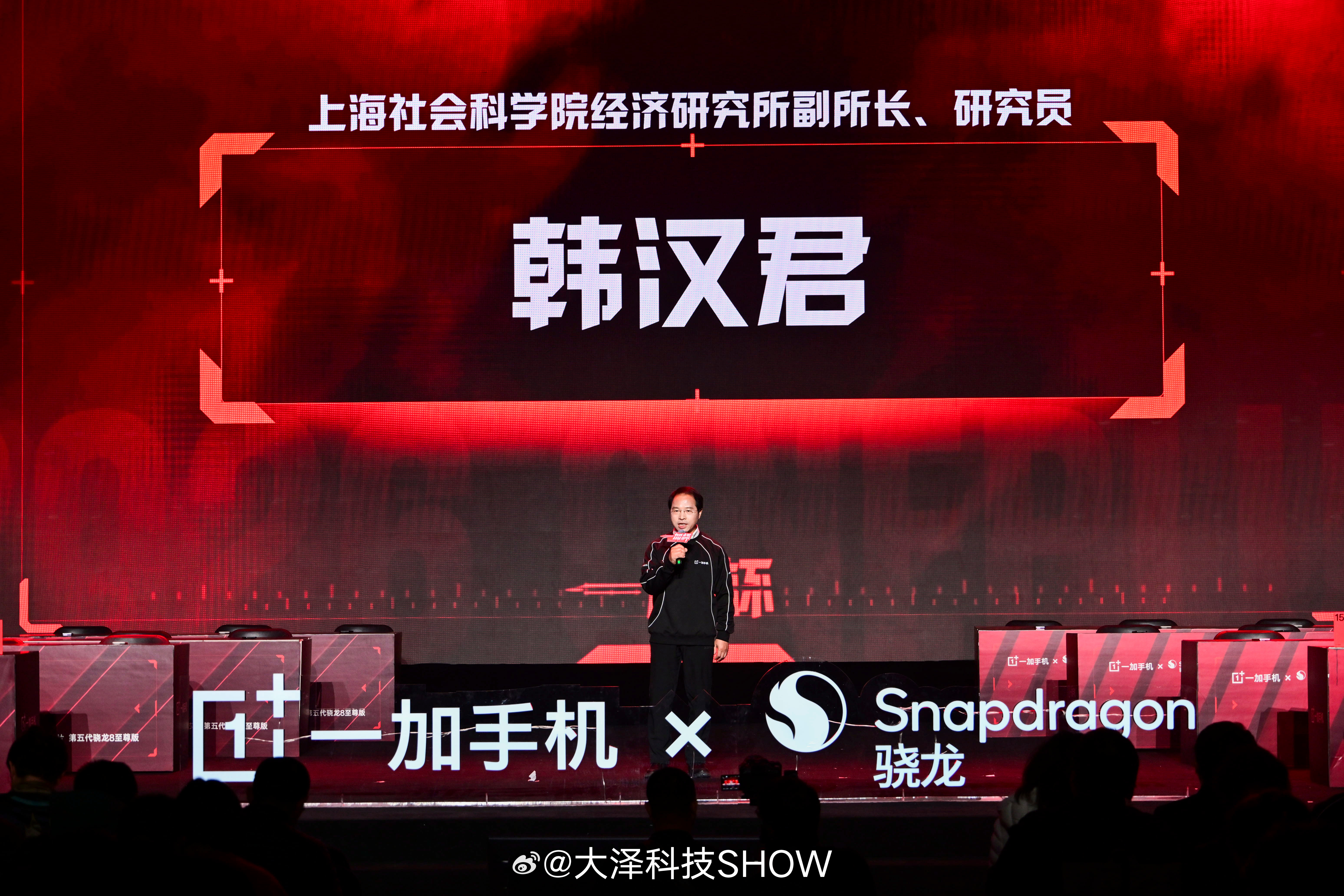 在持续打造专业赛事的同时，一加也始终关注电竞产业的长期基础建设。本届开幕式上，高