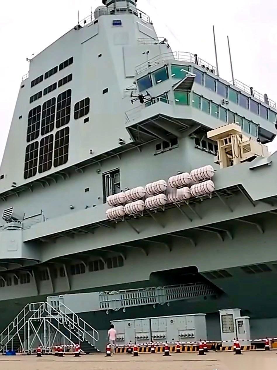 昨晚那个穿粉色大衣的记者，一脚踩在福建舰甲板上的时候，我手机差点没拿稳。
真的，