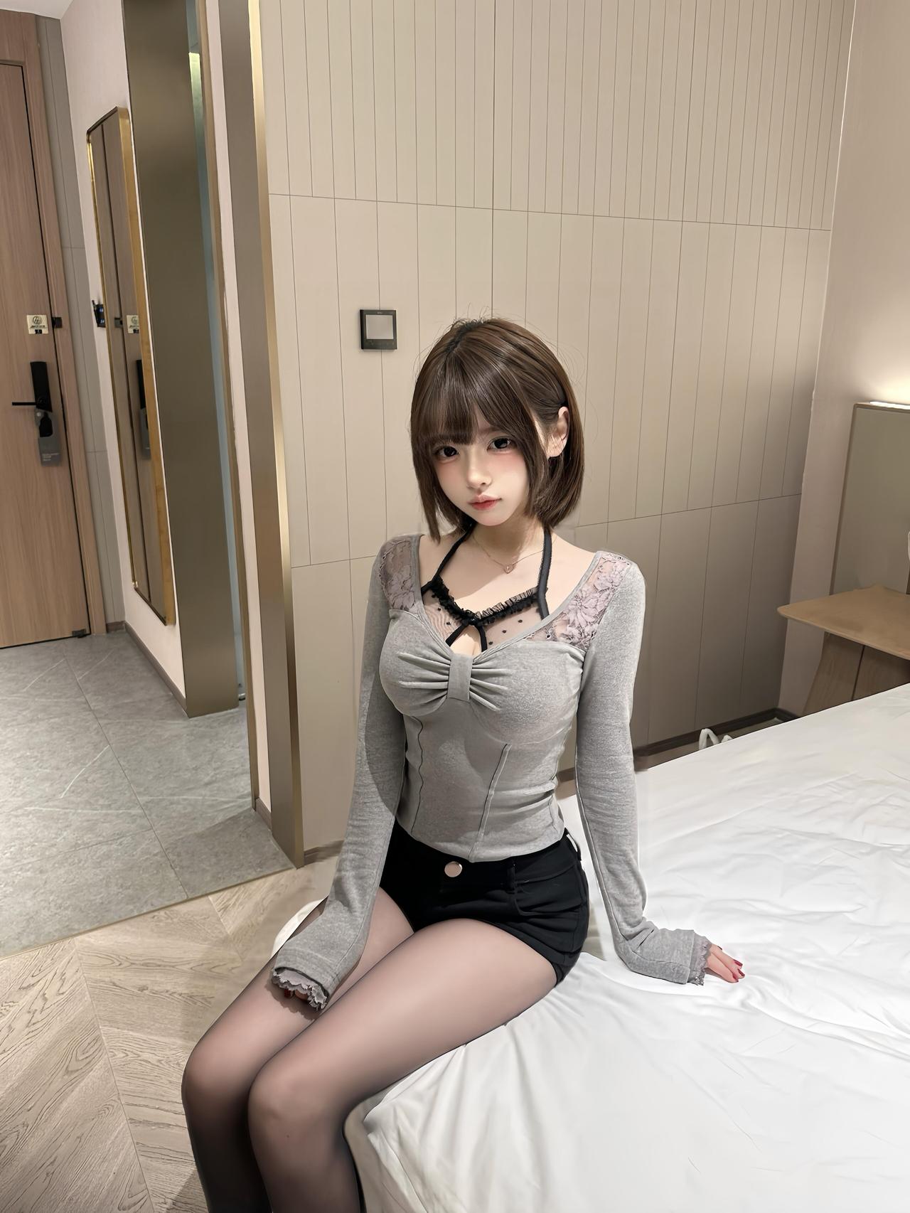 灰调温柔撞进黑纱的甜，小细节藏住的心动，是独属于自己的氛围感呀