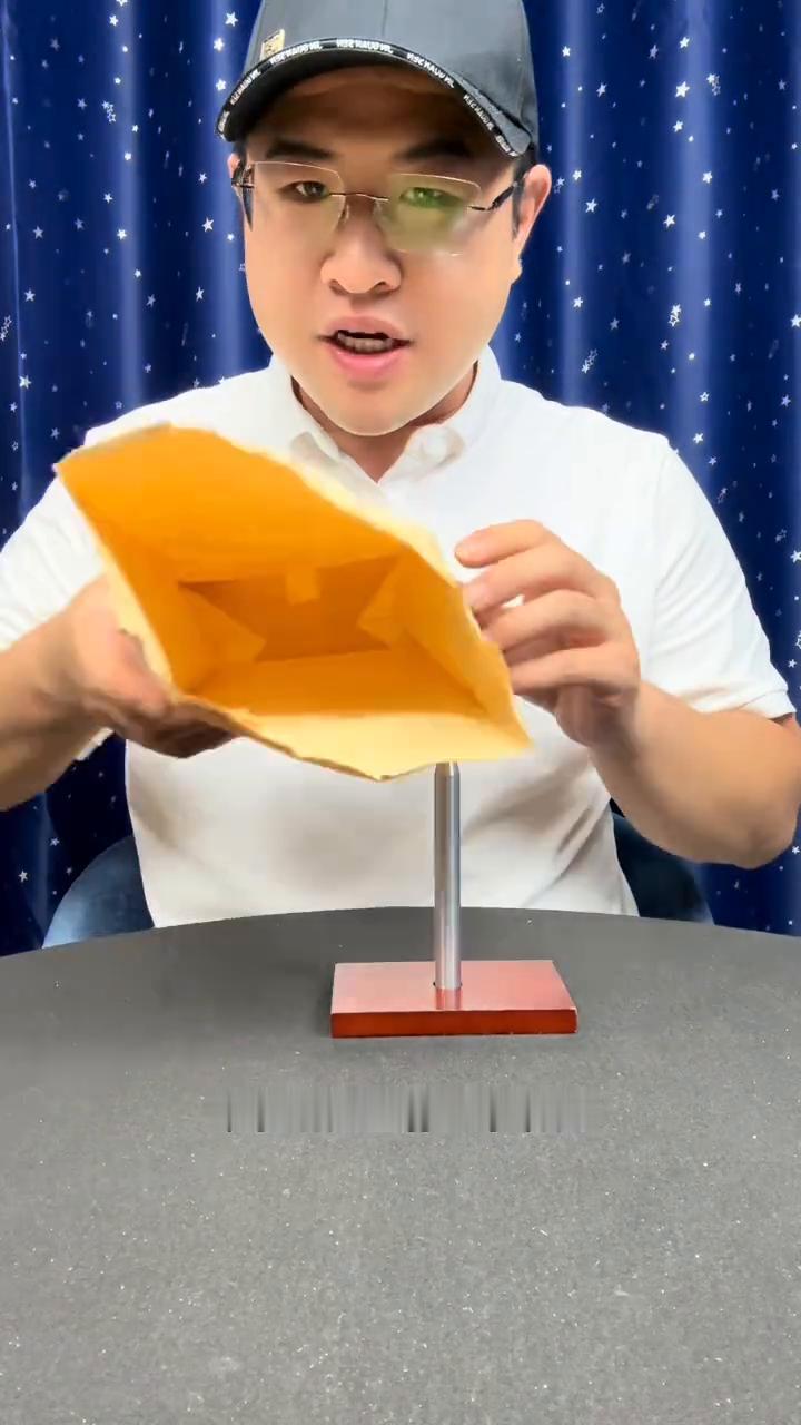马云玩手拍钢钉，有点"血腥"还好没演砸。
先试这个好不好？好的，大家好，我们来看