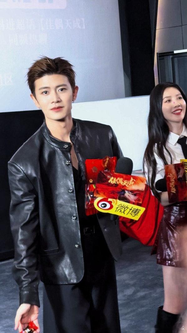 任嘉伦贴王鹤润五官刷到这个热搜直接点进去吃瓜，看完任嘉伦和王鹤润的五官拼接，一时