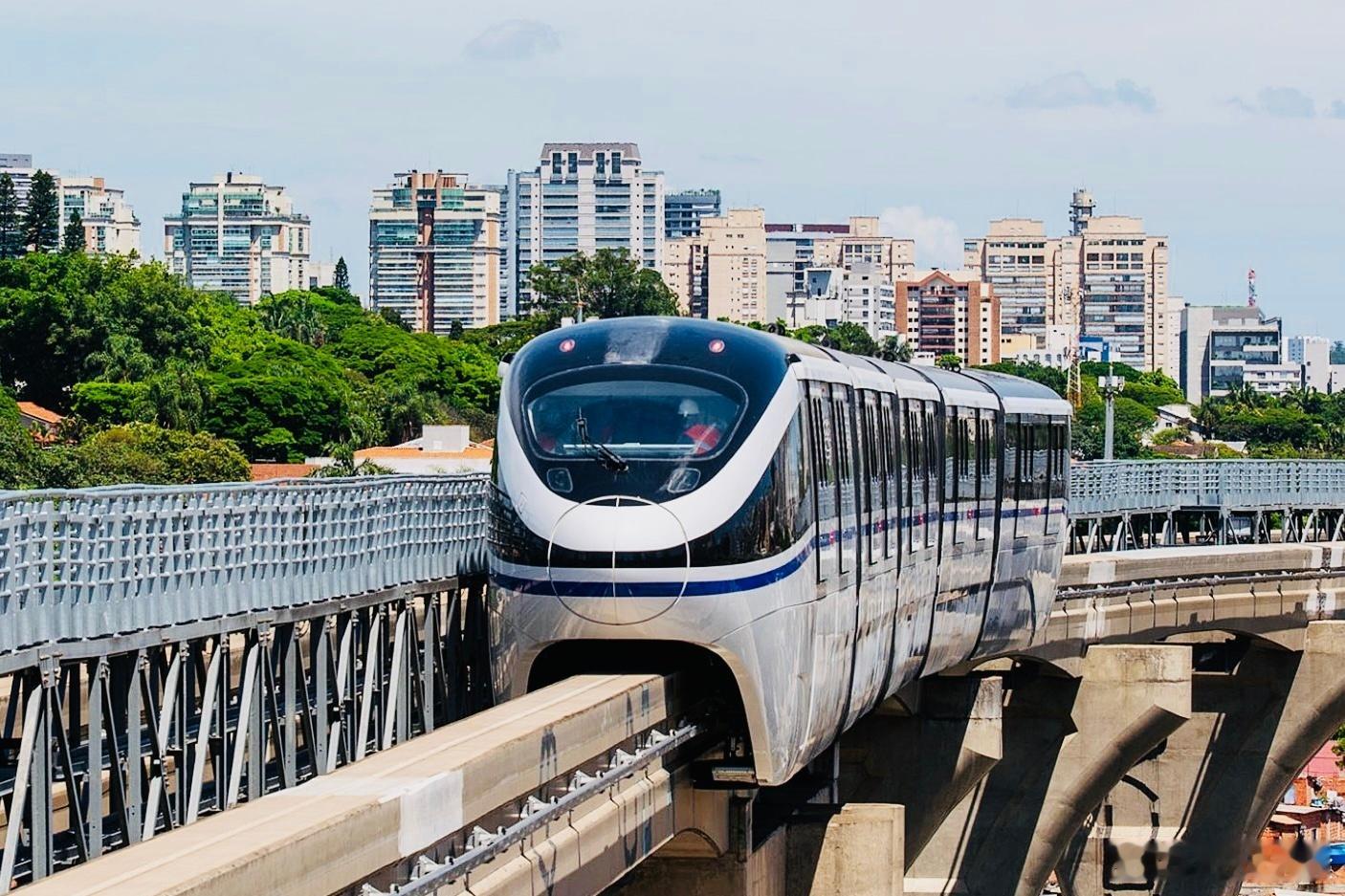 比亚迪为巴西圣保罗打造的云轨 17 号黄金线正式通车，这是比亚迪海外首个轨交项目