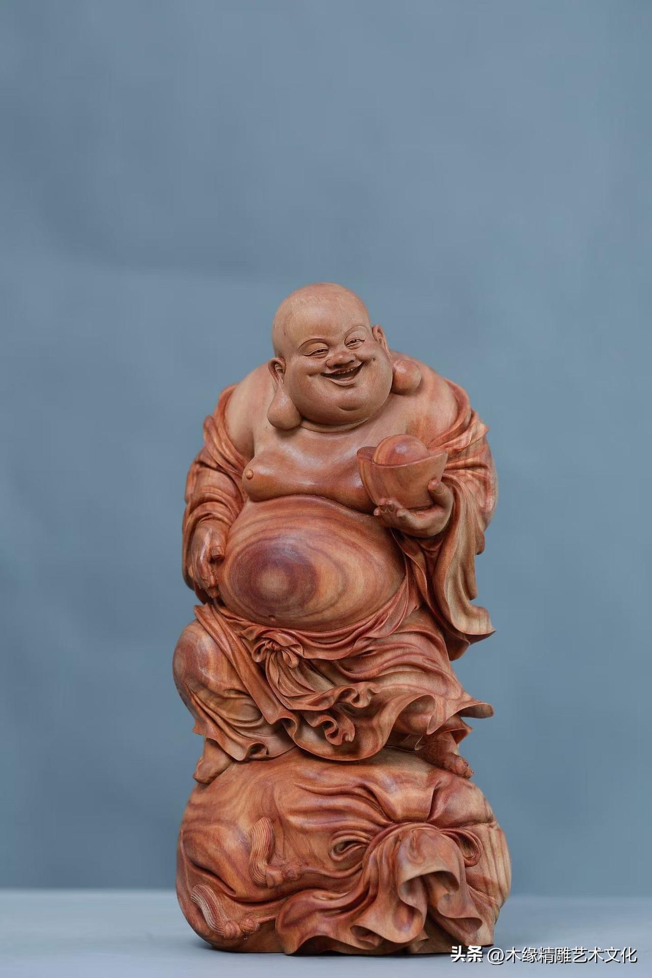 总有些作品，看一眼就会让人心情变好。

老山檀香雕成的弥勒，木色温润，纹理自然流