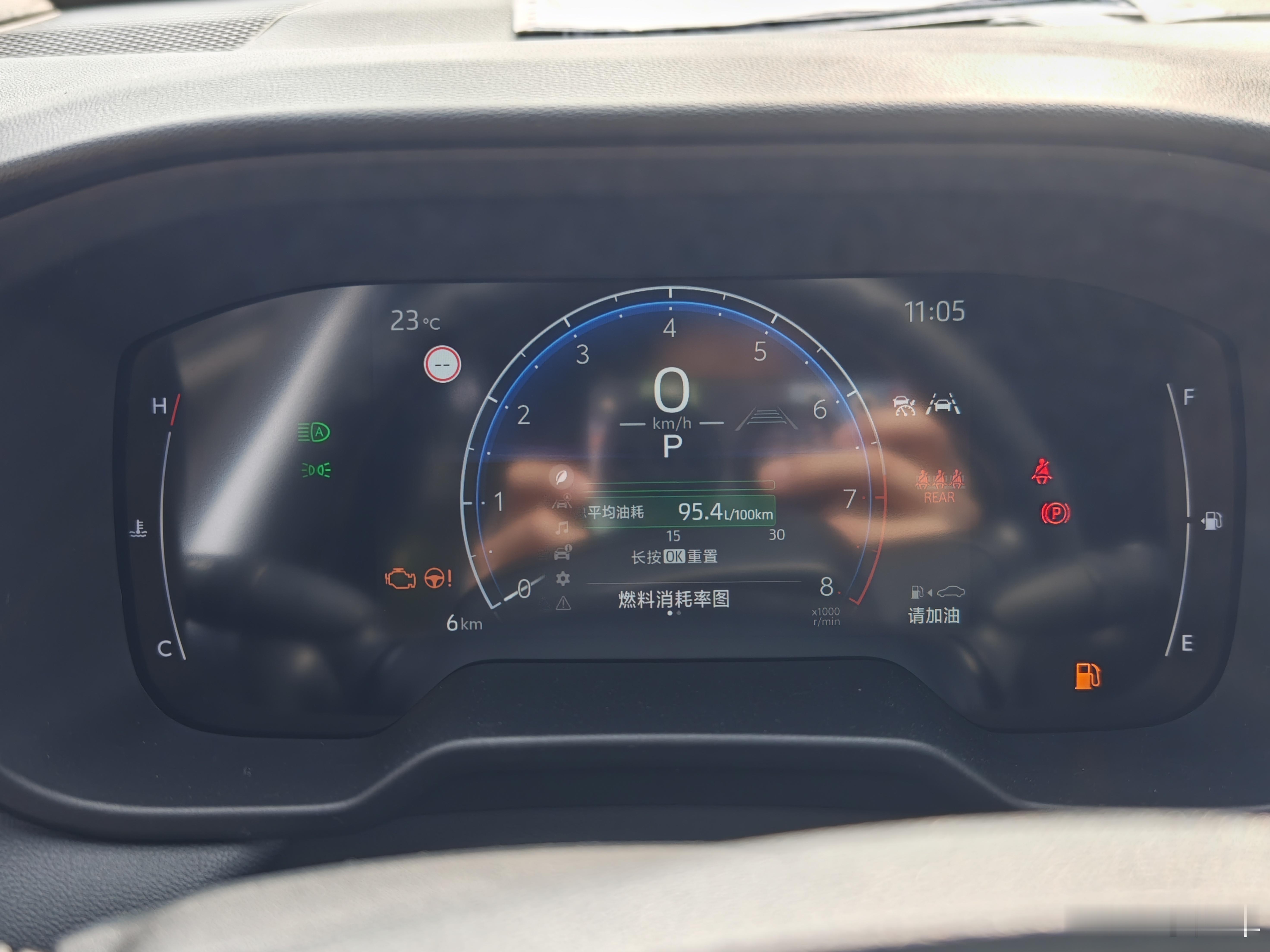 锐放这个中置转速仪表盘绝对是全车最亮眼的设计了，驾驶爱好者应该都挺喜欢中置转速表