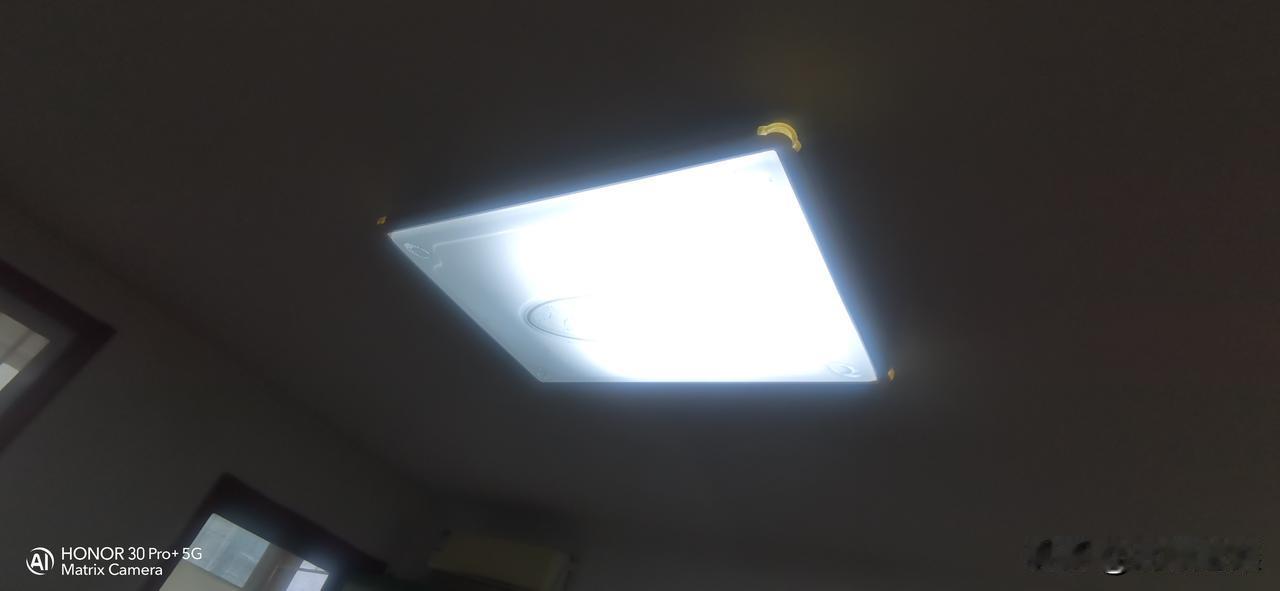 生活小常识：客厅LED灯是有寿命的。
      在电源电压恒定的前提下，电阻减