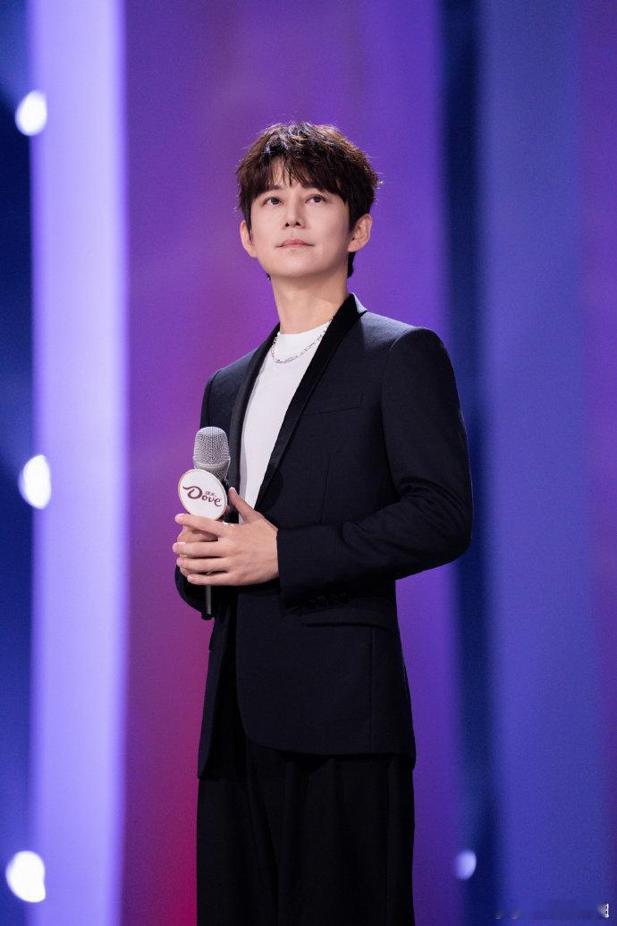 谁看了不笑！那英一句 “没有结论” 让何老师开启 “舌尖上的慌乱”，嘴里炒着菜心